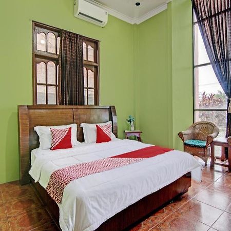 Oyo 92551 Netra Hotel Ujunbatu 외부 사진
