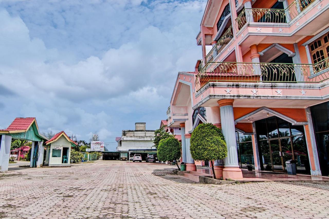 Oyo 92551 Netra Hotel Ujunbatu 외부 사진