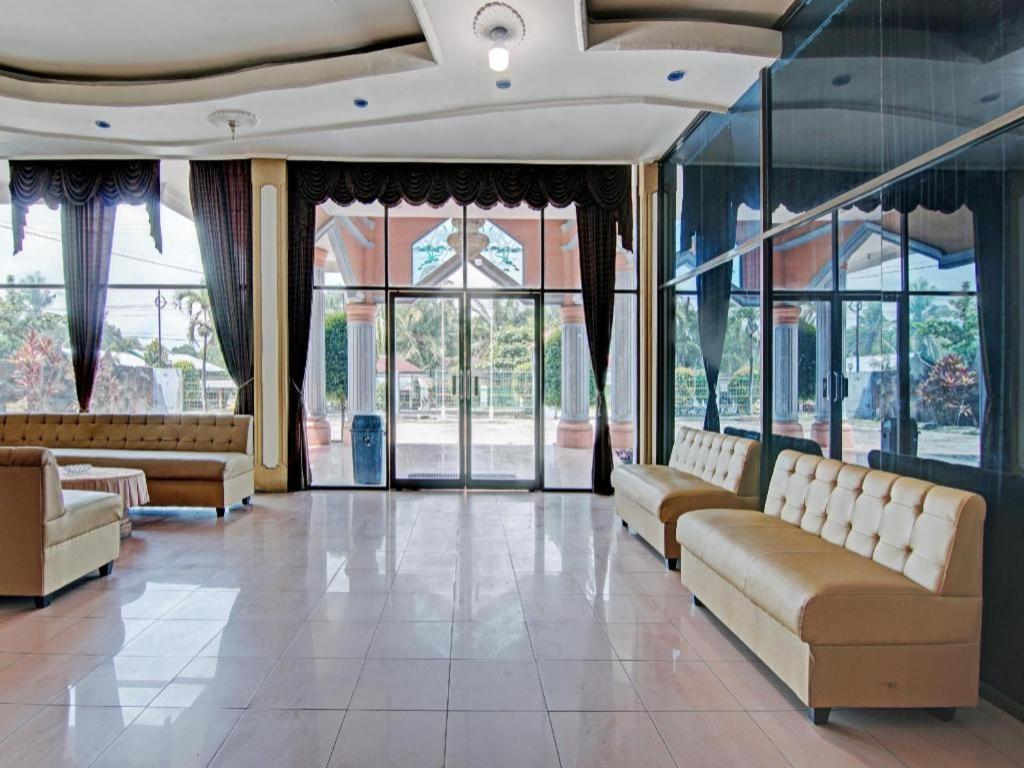 Oyo 92551 Netra Hotel Ujunbatu 외부 사진